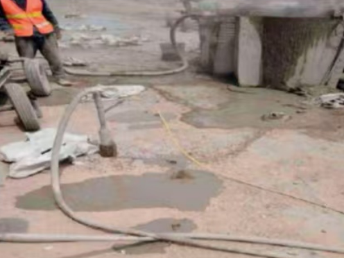 涧西水泥混凝土路面板底注浆技术 路面脱空注浆整治方案